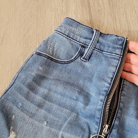 NWOT, BEBE high waisted skirt. Size 25. - Picture 4 of 8